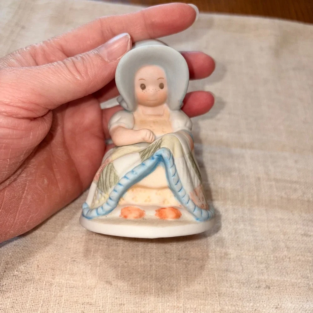 Circle of Friends by‎ Masterpiece Porcelain Figurines Boy Girl Set Eccl 9:10